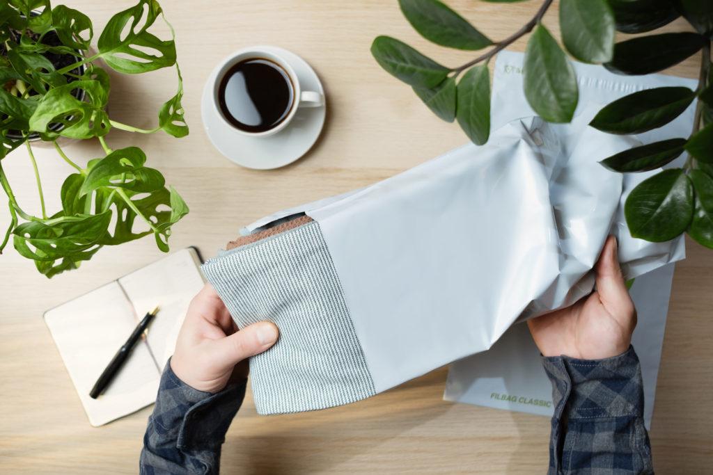 Hoe verpak je kleding voor verzending op de goedkoopste manier?