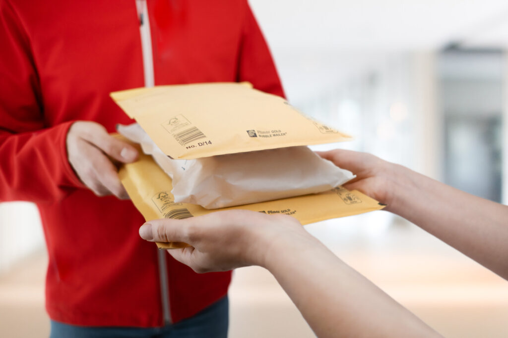 Enveloppes d’expédition ou boîtes en carton : quel emballage e-commerce choisir ?