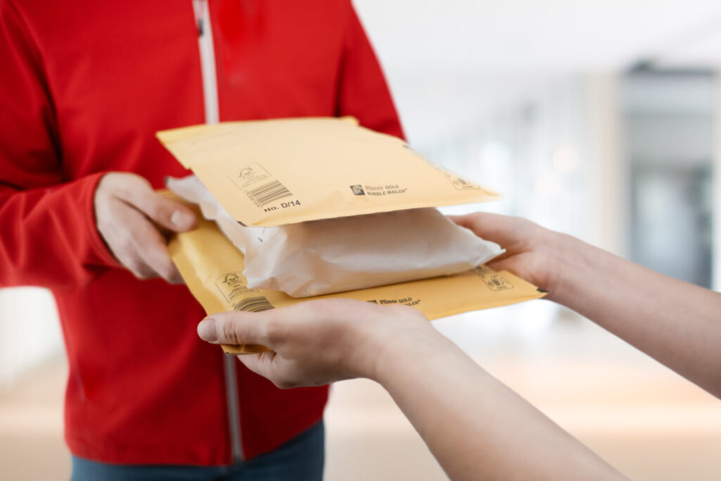 Emballage Vêtements Dans La Boîte Postale Pour L'expédition à Domicile  Panoramique. Femme Vendant Des Vêtements En Ligne Commerce Photo stock -  Image du renvoi, panoramique: 221448152